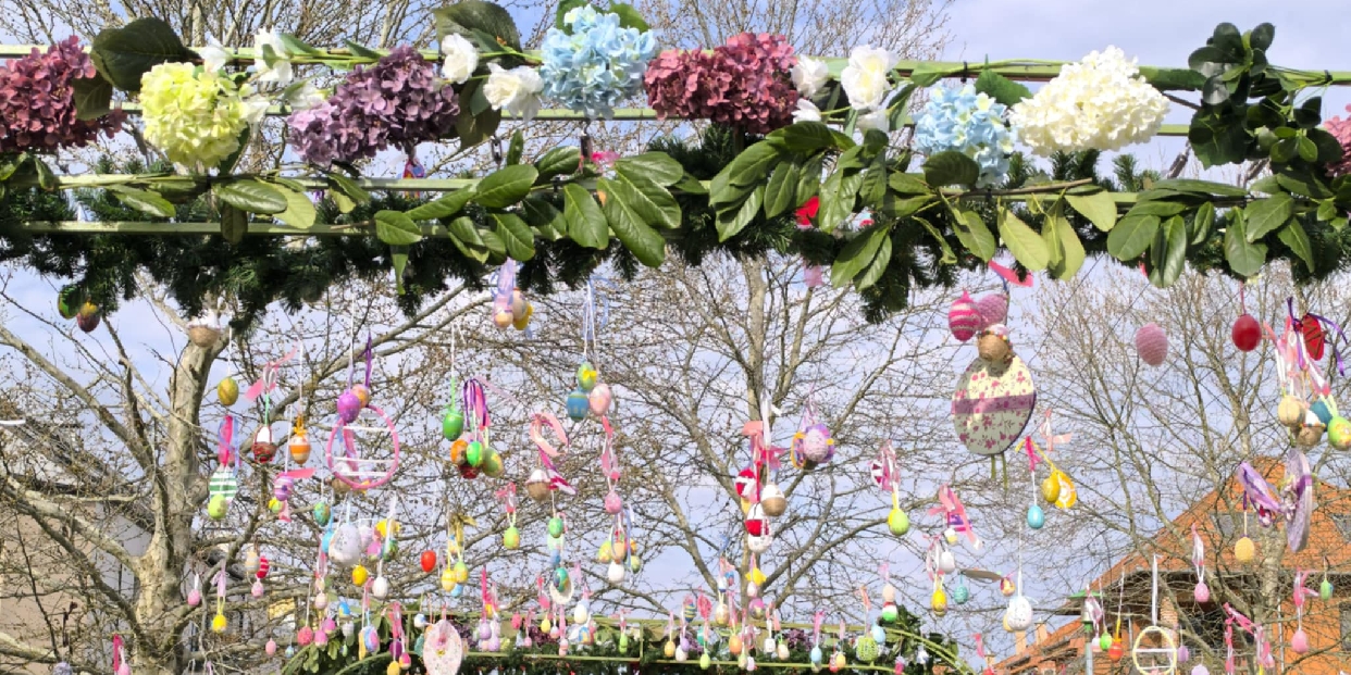  Pomázi húsvét: ünnepi dekorációk a HÉV-állomásnál és a Szent István parkban 