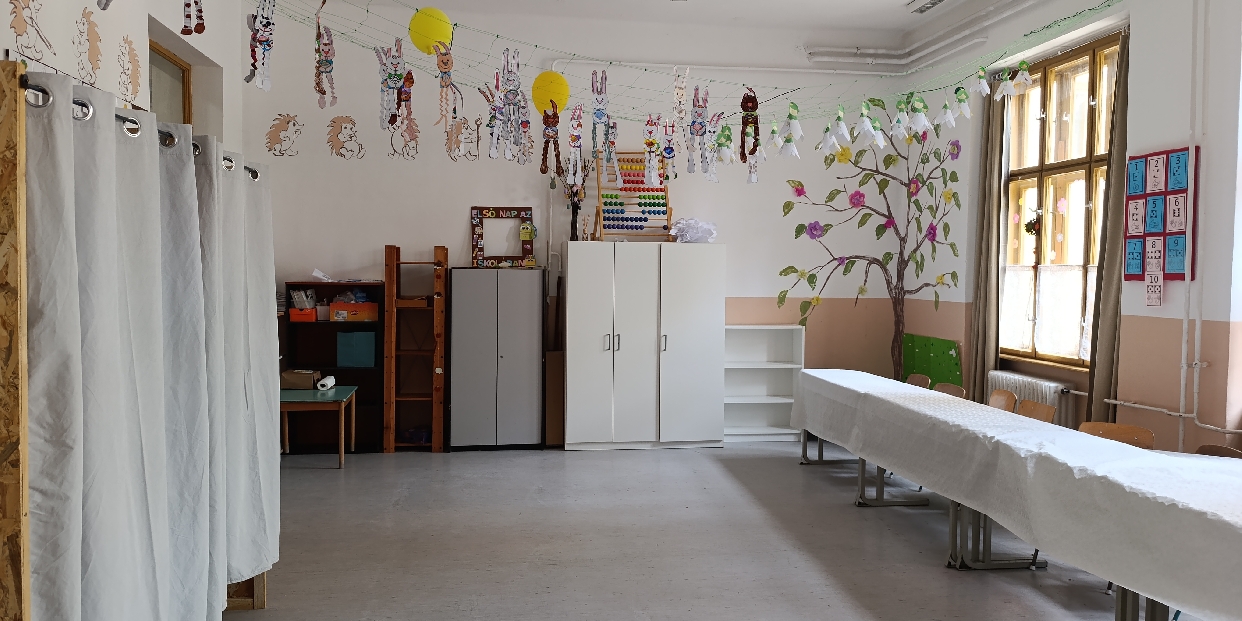 Berendezték a pomázi szavazóköröket – Vasárnap várják a választópolgárokat