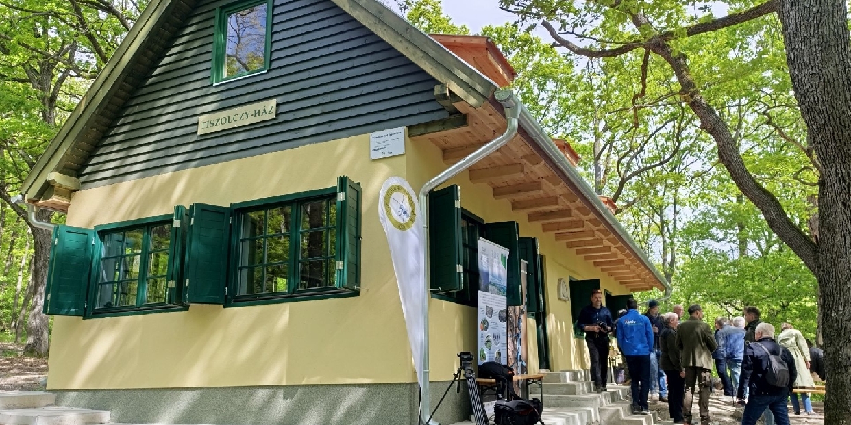 Új életre kelt a Tiszolczy-ház: átadták a Pilis megújult kulcsosházát 