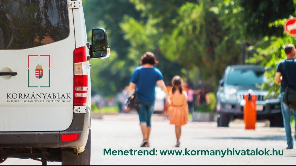 Kormányablak-busz érkezik